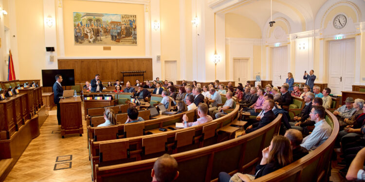 Bihorul va avea o hartă interactivă a producătorilor. Cristian Buzlea: „Harta animată va permite consumatorilor cu un singur click să identifice fermierii din anumite zone și chiar să facă un tur virtual în fermă deoarece aici vor fi încărcate fotografii și filmulețe din fermă care să îi convingă asupra faptului că produsele sunt autentice”