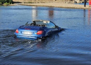 Pompieri, cu scafandri, paramedici,o autospecială de terapie intensivă la Sântandrei. Peugeot decapotabil pe jumătate scufundat în Criș. Mașina a fost închiriată