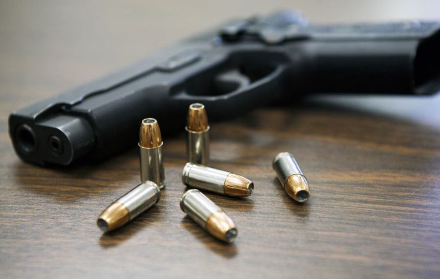 Infracțiunile pentru care inculpatului i se suspendă dreptul de folosire a armelor