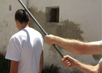 Înarmați cu pari, trei bărbați au alergat un altul prin centru Marghitei și l-au bătut până a căzut jos. Poliția chemată de un ofițer de ordine publică aflat în timpul liber