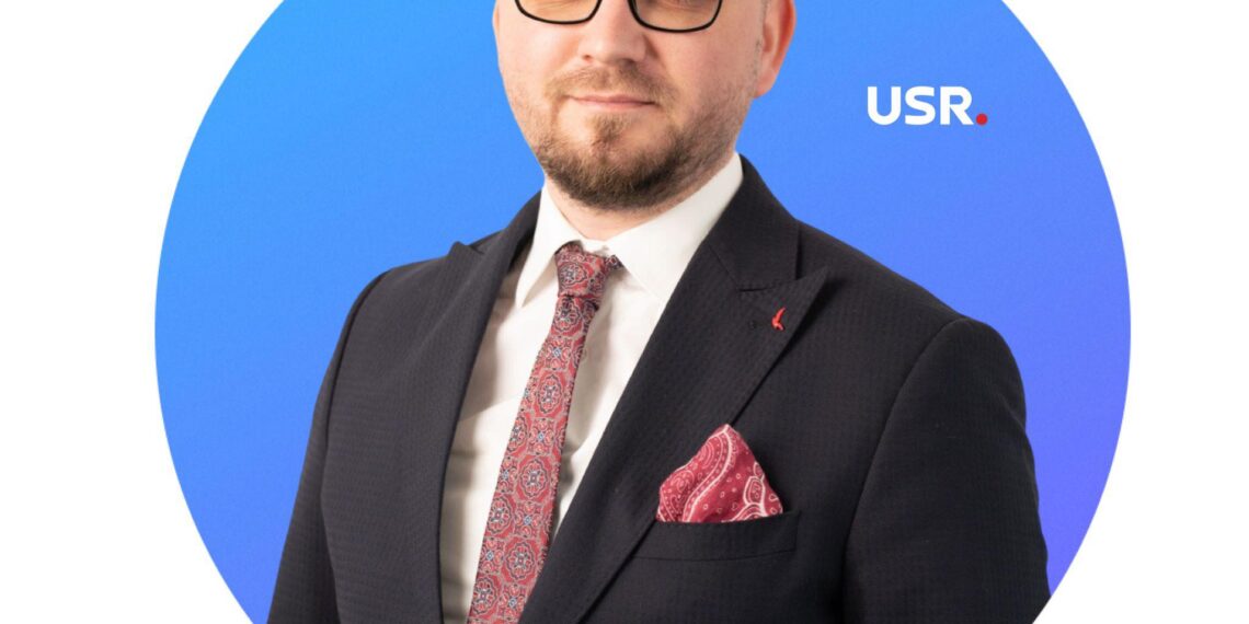 IT-istul care s-a întors în satul din Bihor unde oamenii știu secretul plantelor medicinale și le transformă în leacuri. A dat meditații gratuite tcelor  pasionați de matematică și informatică și vrea să găsească leac pentru o viață mai bună la Buntești. Echipă cu Marinel Țirban care a revenit din Occident acasă