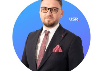 IT-istul care s-a întors în satul din Bihor unde oamenii știu secretul plantelor medicinale și le transformă în leacuri. A dat meditații gratuite tcelor  pasionați de matematică și informatică și vrea să găsească leac pentru o viață mai bună la Buntești. Echipă cu Marinel Țirban care a revenit din Occident acasă