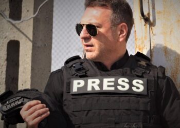 Un jurnalist celebru se retrage din televiziune. Fiul său,  diagnosticat cu autism, urmează un tratament inovativ în Viena