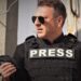 Un jurnalist celebru se retrage din televiziune. Fiul său,  diagnosticat cu autism, urmează un tratament inovativ în Viena