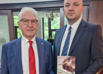 Neurochirurgul Aurel Mohan la Academia  Română, alături de celebrul doctor Alexandru-Vlad Ciurea, la lansarea volumului “Bolile Neurodegenerative. ” Îl respect pe cel care m-a învățat neurochirurgia, ca pe propriii mei părinți!”