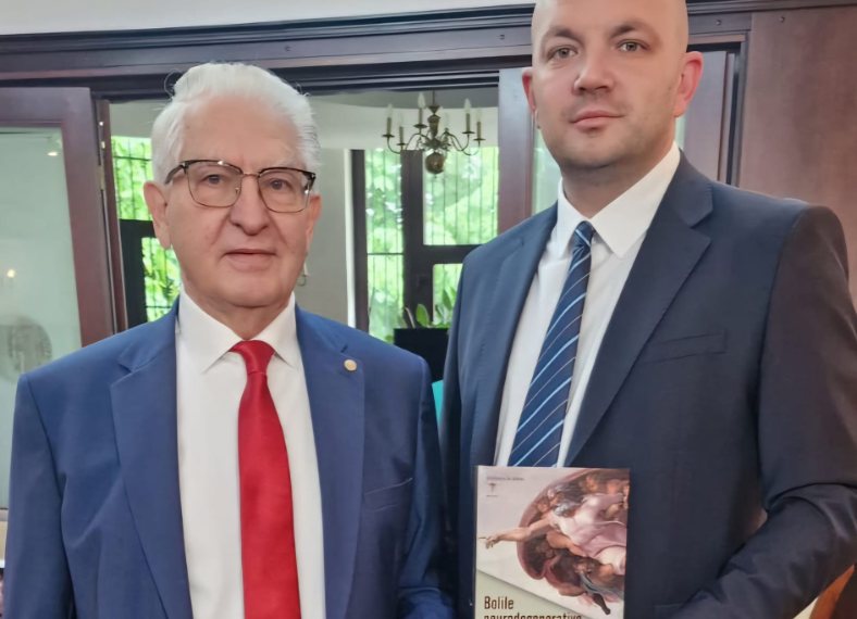 Neurochirurgul Aurel Mohan la Academia Română, alături de celebrul doctor Alexandru-Vlad Ciurea, la lansarea volumului “Bolile Neurodegenerative. ” Îl respect pe cel care m-a învățat neurochirurgia, ca pe propriii mei părinți!”