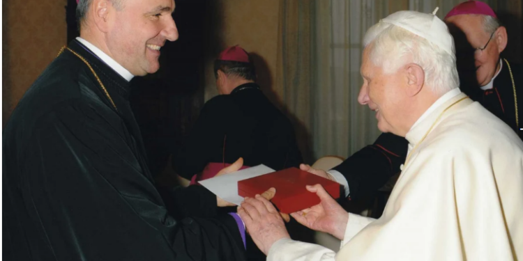 Episcopii romano-catolici și greco-catolici din întreaga țară se întâlnesc la Oradea. Episcopul Bercea, mărturie despre cea mai fericită zi din viață:   „Eram inginer şi preot, sfinţit în clandestinitate, deja de 9 ani. Preasfinţitul Alexandru i-a spus aceste lucruri Sfântului Părinte, Papa m-a bătut pe umăr…„