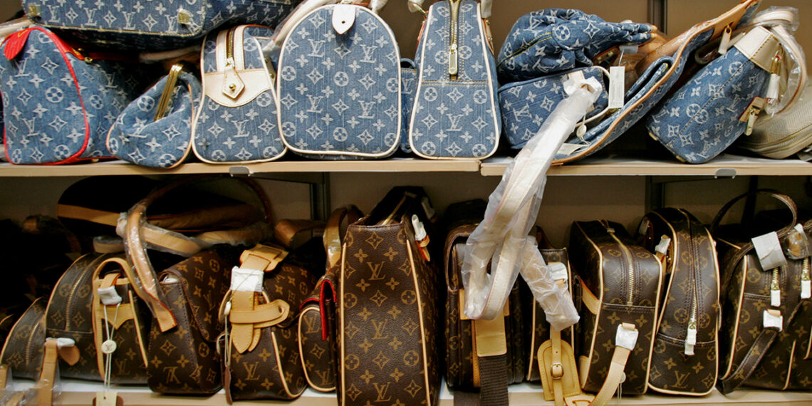 Un orădean vindea copii ale mărcilor Vuiton, Moncler, Hilfiger, Nike, în magazinul său din Nufărul. 4 luni de închisoare