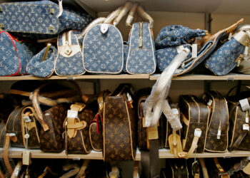 Un orădean vindea copii ale mărcilor Vuiton, Moncler, Hilfiger, Nike, în magazinul său din Nufărul. 4 luni de închisoare