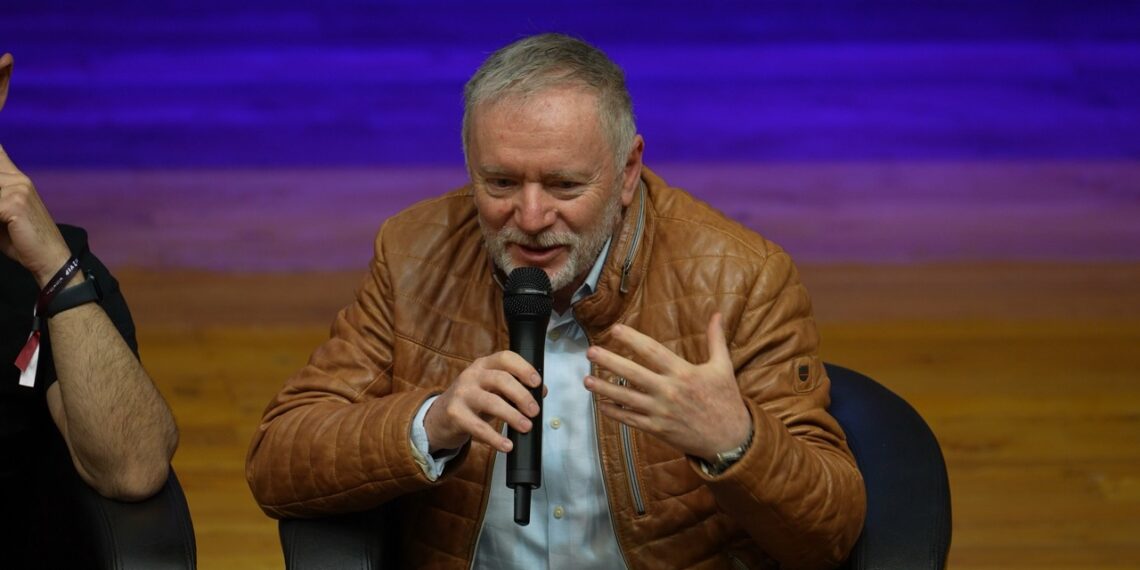 Orădeanul George Haber, cel mai bogat român din Silicon Valey, și-a prezentat  cel mai nou proiect care introduce inteligența artificială într-un loc unde va ajuta la salvarea de vieți. E folosit într-un spital din Oradea. Are și un sistem de proteze care funcționează cu puterea gândului