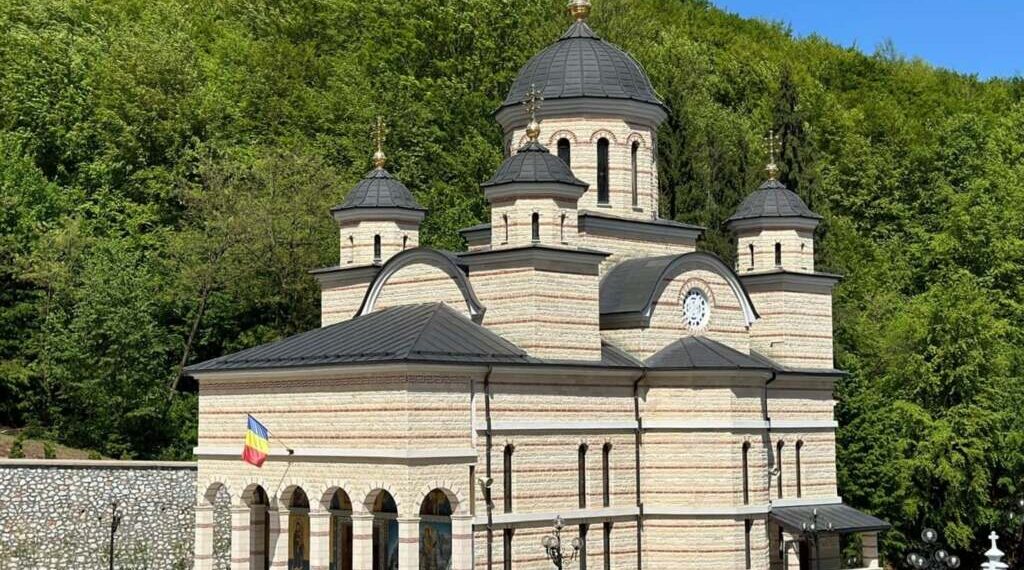 “Izvorul Tămăduirii” la Mănăstirea Izbuc. Ce se întâmplă în aceste zile la Călugări, la hramul mănăstirii