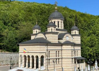 “Izvorul Tămăduirii” la Mănăstirea Izbuc. Ce se întâmplă în aceste zile la Călugări, la hramul mănăstirii