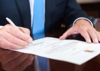 Legea ce îi scapă pe evazioniștii care plătesc prejudiciul și 15% în plus a fost promulgată