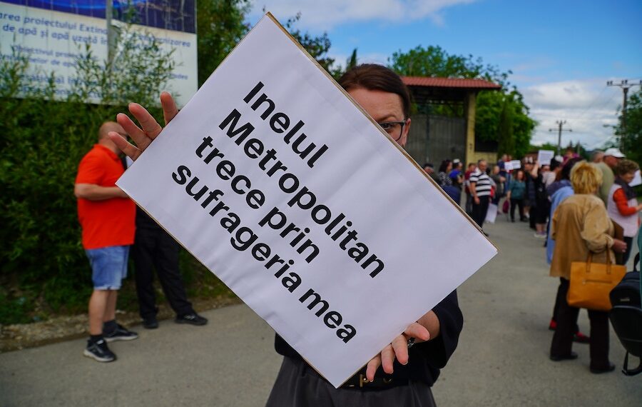 Împreună mutăm inelul Metropolitan N-V. Orădenii din Podgoria și Gheorghe Doja, protest în fața Consiliului Județean Bihor