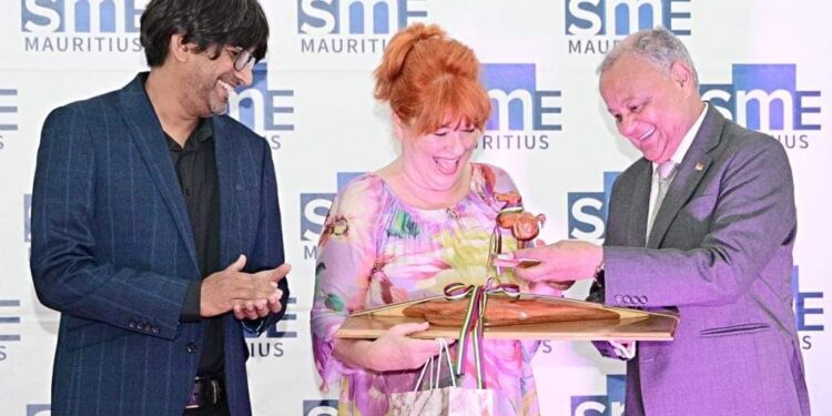 Orădeanca Adina Albu, invitată la Universitatea din  Mauritius să ajute la dezvoltarea afacerilor cu specific local. E expert în designul produselor din piele și marochinărie și a fost remarcată de vicepreședintele țării