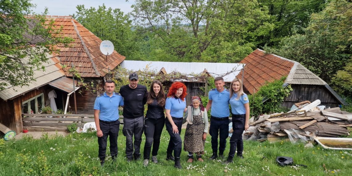 Omenie. Polițiștii din detașamentul 2 operativ al Penitenciarului Oradea au dus bucurie în casele unor bihoreni aflați în nevoie care trăiesc în zone greu accesibile
