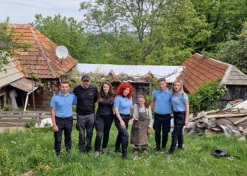 Omenie. Polițiștii din detașamentul 2 operativ al Penitenciarului Oradea au dus bucurie în casele unor bihoreni aflați în nevoie care trăiesc în zone greu accesibile