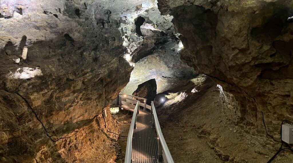 Bihorul are o nouă peșteră inedită  amenajată pentru vizitare. Cândva, acolo aveau loc anumite ritualuri. Au fost găsite pumnale de sacrificiu medievale