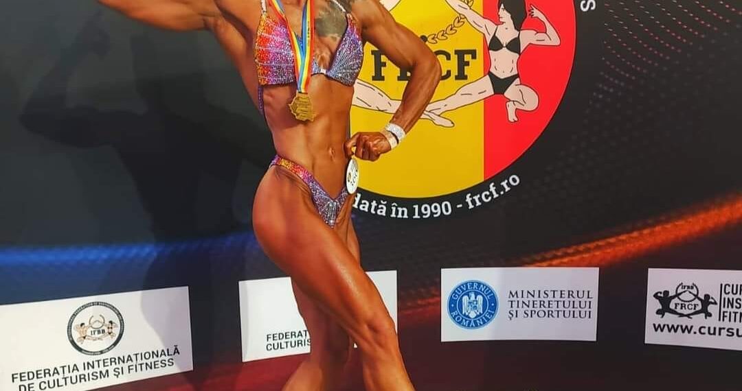 Un fizic de invidiat sub uniforma Poliției de Frontieră.Agent șef de poliție Pamela Kiss, campioană absolută la Woman Physique Senioare