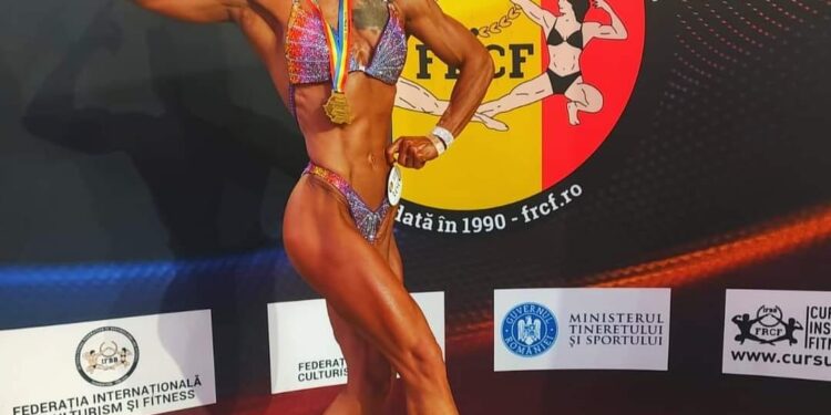 Un fizic de invidiat sub uniforma Poliției de Frontieră.Agent șef de poliție Pamela Kiss, campioană absolută la Woman Physique Senioare