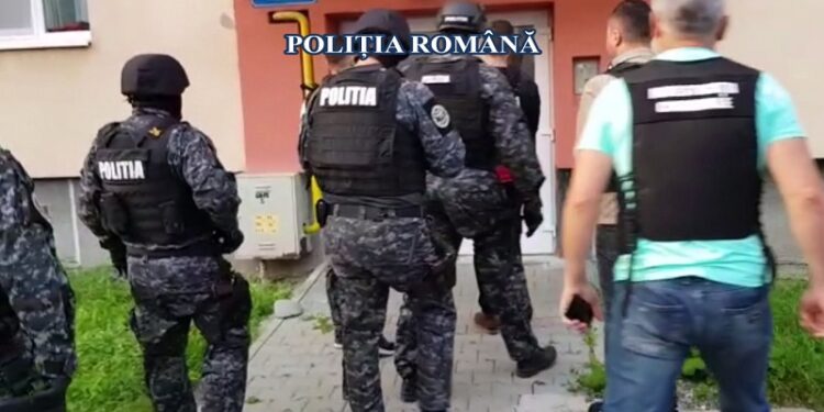 91 de percheziții, 25 de mandate de aducere. Mascații vizează contrabanda, evaziunea fiscală, înşelăciunile şi infracţiunile de mediu