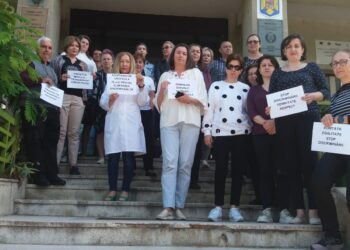 Discriminați. Protest spontan la APM Bihor. Angajații anunță că vor intra în grevă generală
