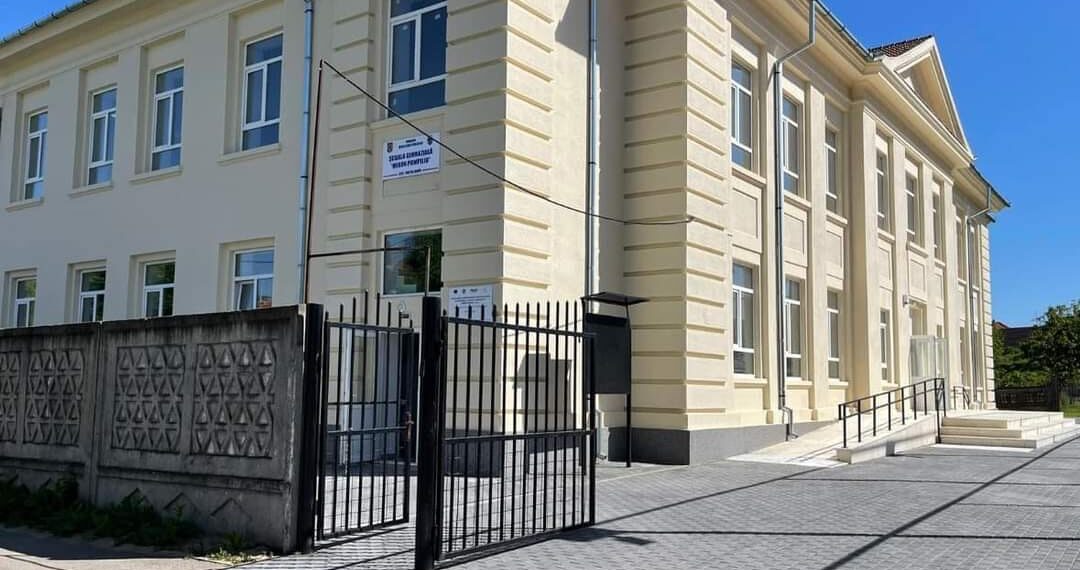 Școli noi în Ștei pe bani europeni. Au finalizat lucrările de reabilitare a Școlii Gimnaziale „Miron Pompiliu” și la grădinița construită din centrala termică