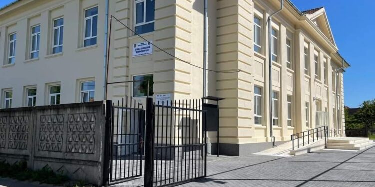 Școli noi în Ștei pe bani europeni. Au finalizat lucrările de reabilitare a Școlii Gimnaziale „Miron Pompiliu” și la grădinița construită din centrala termică