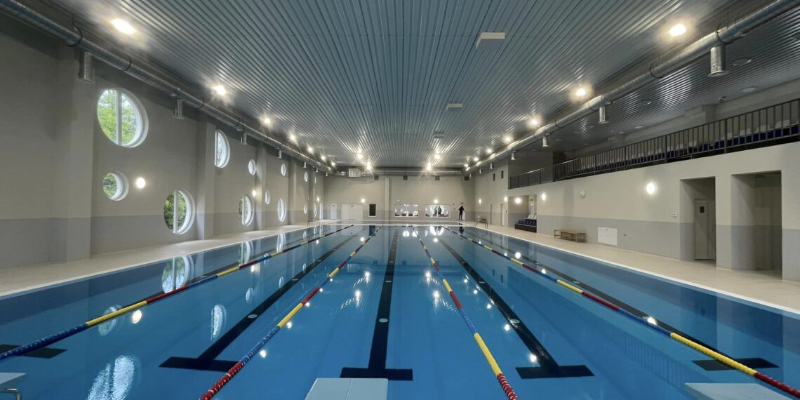 S-a deschis bazinul de înot de la Ștei. Ce tarife sunt