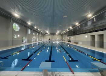 S-a deschis bazinul de înot de la Ștei. Ce tarife sunt