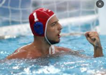 Povestea unui fenomen.Orădeanul, cotat unul dintre cei mai buni 10 portari din lume. Căpitanul naționalei de polo, Marius Țic, a mers prima oară la bazin dus de tatăl său. ”Nu trebuia să știe nimeni, nici cu soția mea nu am putut să vorbesc despre asta. A avut încredere că pot ține informația doar pentru mine…”