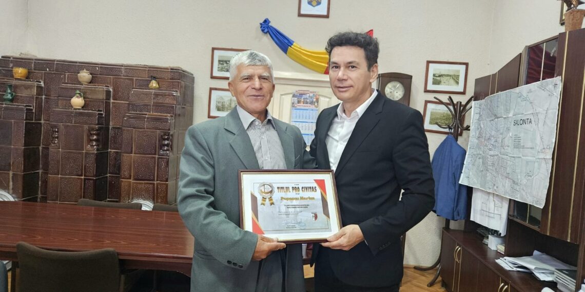 Profesorul Marius Popescu, 41 de ani la catedră fără nici o zi concediu medical. El a pictat la intrarea în sala de sport din școală dictonul  „Mens sana in corpore sano”