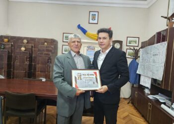 Profesorul Marius Popescu, 41 de ani la catedră fără nici o zi concediu medical. El a pictat la intrarea în sala de sport din școală dictonul  „Mens sana in corpore sano”