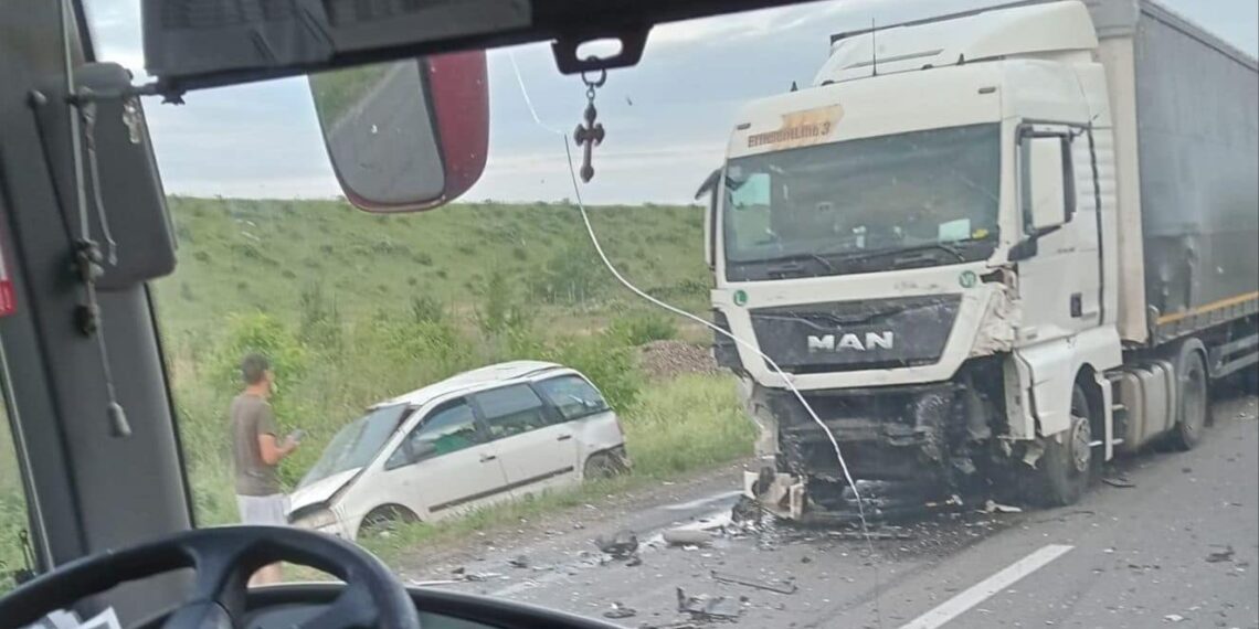 Șoferul care a provocat accidentul în care au murit  trei adulţi, bărbaţi, şi un adolescent era din Lazuri de Beiuș. Avea 39 de ani