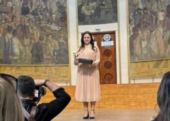 Aleșdeanca Bianca Andreea Urs, Profesor Excellentia. E profesor asociat la Studii Europene la Cluj și a studiat Politici Publice la Paris