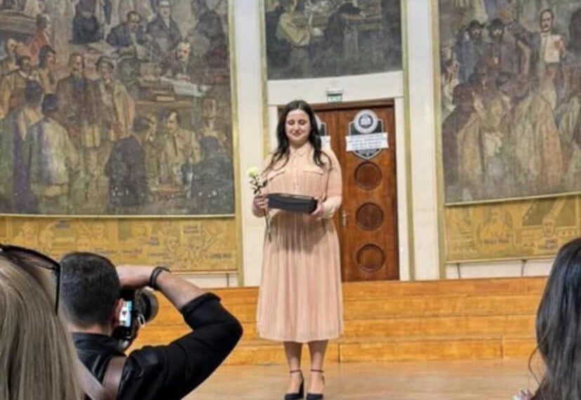 Aleșdeanca Bianca Andreea Urs, Profesor Excellentia. E profesor asociat la Studii Europene la Cluj și a studiat Politici Publice la Paris