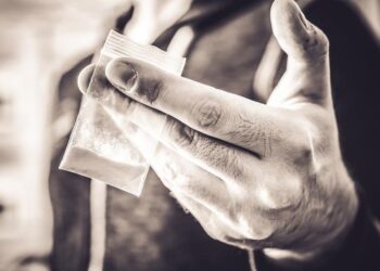 Atunci când o persoană comite la diferite intervale de timp, în baza unei rezoluţii infracţionale unice, acţiuni care au ca obiect același tip de substanță interzisă constituie o unitate legală sub forma infracțiunii continuate