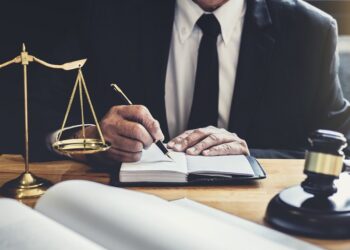 Acţiune având ca obiect plata onorariului avocaţial aferent serviciilor prestate în temeiul contractului de asistenţă juridică, anularea executării silite pe motivul imposibilităţii de determinare a creanţei￼