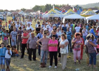 Cel mai mare târg de antichităţi şi produse meşteşugăreşti din Bihor, la Lugașu de Jos. Sute de comercianți și artiști, peste 10.000 de vizitatori an de an