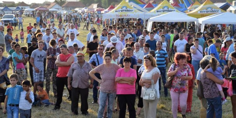Cel mai mare târg de antichităţi şi produse meşteşugăreşti din Bihor, la Lugașu de Jos. Sute de comercianți și artiști, peste 10.000 de vizitatori an de an