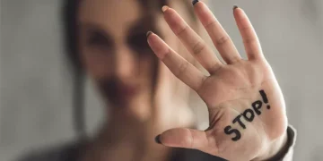 Legislația UE privind combaterea violenței împotriva femeilor intră în vigoare