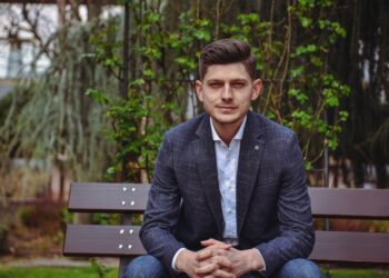 Tânărul cu studii la Londra care la 26 de ani a devenit primar de comună. Andrei Obreja va lua locul unui primar care a avut 5 mandate