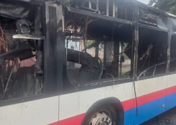 Un autobus a ars complet pe o stradă din Oradea