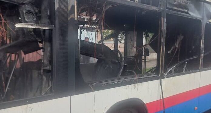 Un autobus a ars complet pe o stradă din Oradea