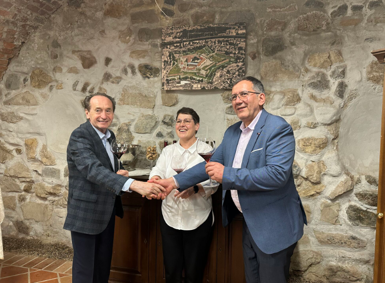 Povestea de succes a unui fost olimpic la matematică. Beiușeanul Horia Ban, de la una dintre cele mai inovatoare companii de pe piața energiei regenerabile, la plantația viticolă din zona renumită pentru cel mai bun terroir din ţară pentru vinul roşu