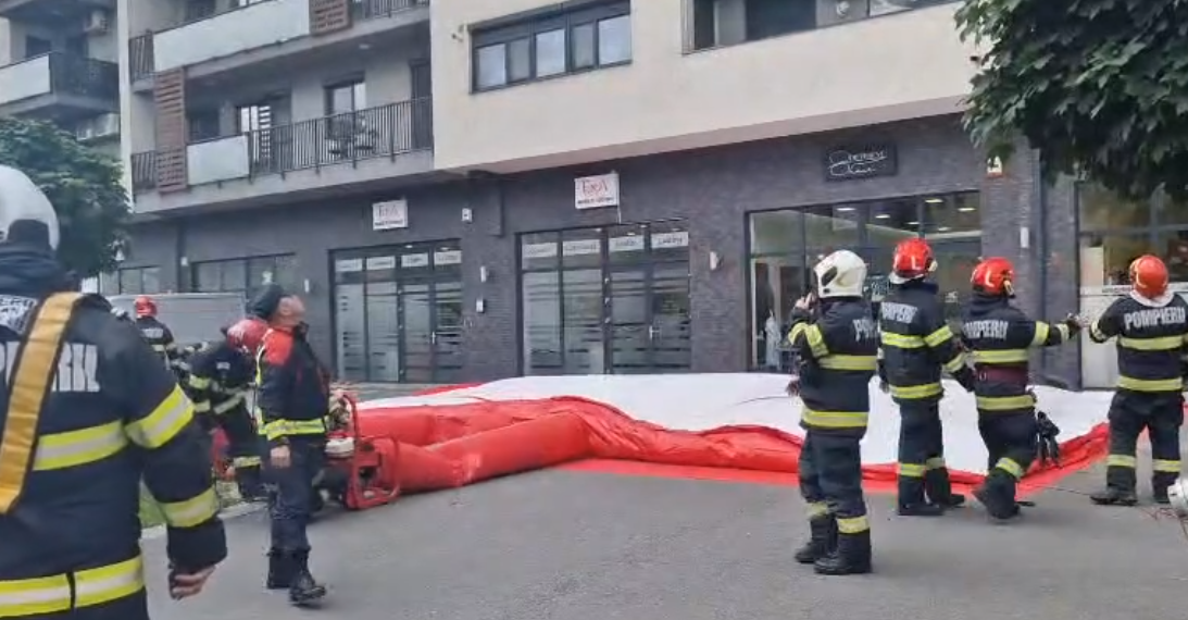 O femeie ar fi amenințat că se aruncă de la etajul 5 al unui bloc