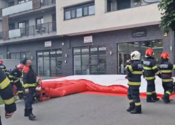 O femeie ar fi amenințat că se aruncă de la etajul 5 al unui bloc