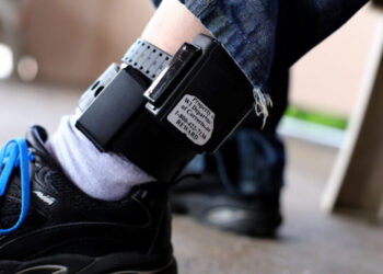 Guvernul a extins folosirea brățărilor electronice. Cine va mai fi urmărit