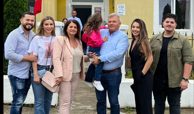 Primarul care în urmă cu 12 ani lăsa o viață liniștită în Austria să conducă cea mai mare comună din Bihor. Scrisoarea impresionantă a fiicei primarului după ce Dorin Curtea a pierdut alegerile