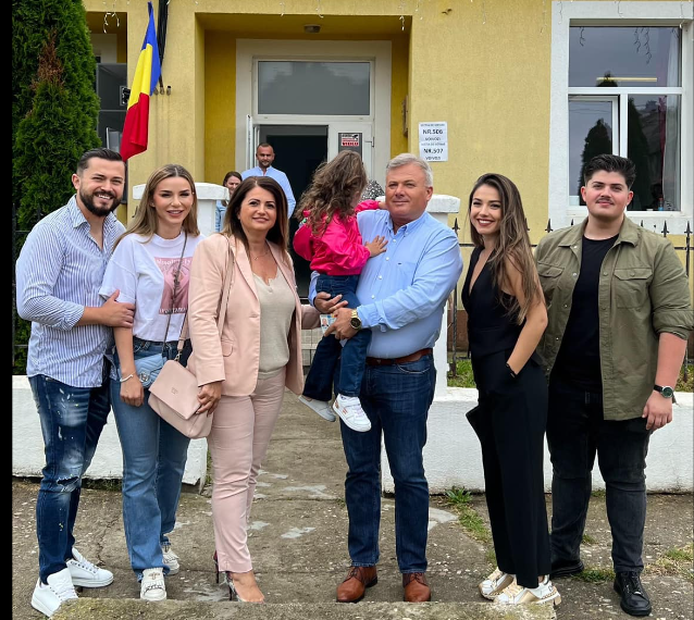 Primarul care în urmă cu 12 ani lăsa o viață liniștită în Austria să conducă cea mai mare comună din Bihor. Scrisoarea impresionantă a fiicei primarului după ce Dorin Curtea a pierdut alegerile